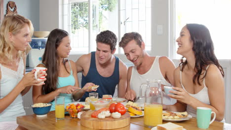 Amigos-Desayunando-En-La-Cocina