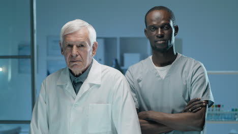 retrato de científicos multiétnicos mayores y jóvenes en el laboratorio