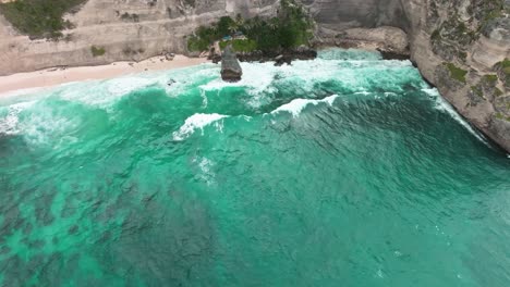 bali nusa penida diamond beach drone shot (dji mavic 3 classic 4k30fps) from the rocks to the ocean