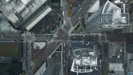 la intersección diagonal atraviesa los bulliciosos edificios de gran altura de seattle, vista aérea de pájaro