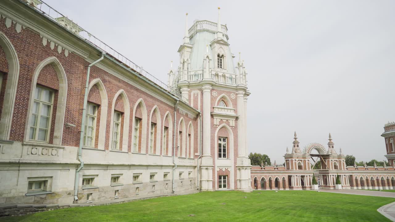 고 양식의 건축적 세부 사항이 있는 궁전 외관