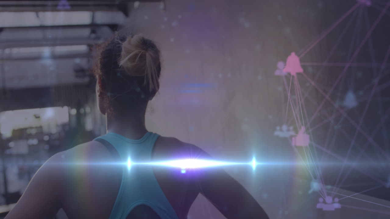 animación de senderos de luz y red de conexiones sobre la mujer afroamericana.