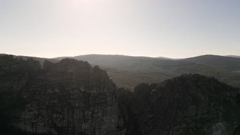 Vista-Aérea-De-Las-Montañas-Rocosas-Con-Cielo-Azul.