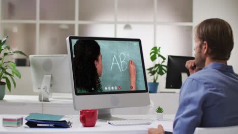estudiante caucásico usando la computadora en videollamada con una maestra