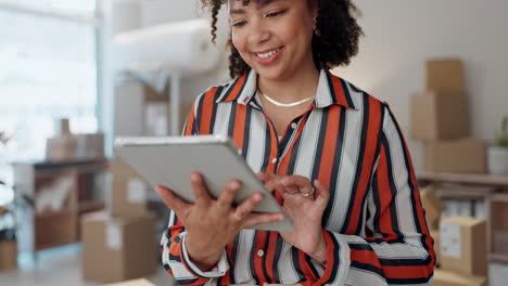 mujer feliz, tableta y logística en pequeño