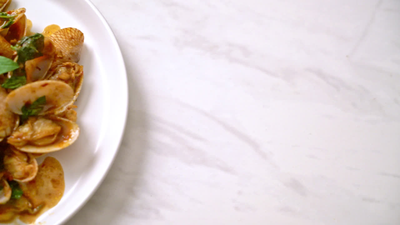 almejas salteadas con pasta de chile asado