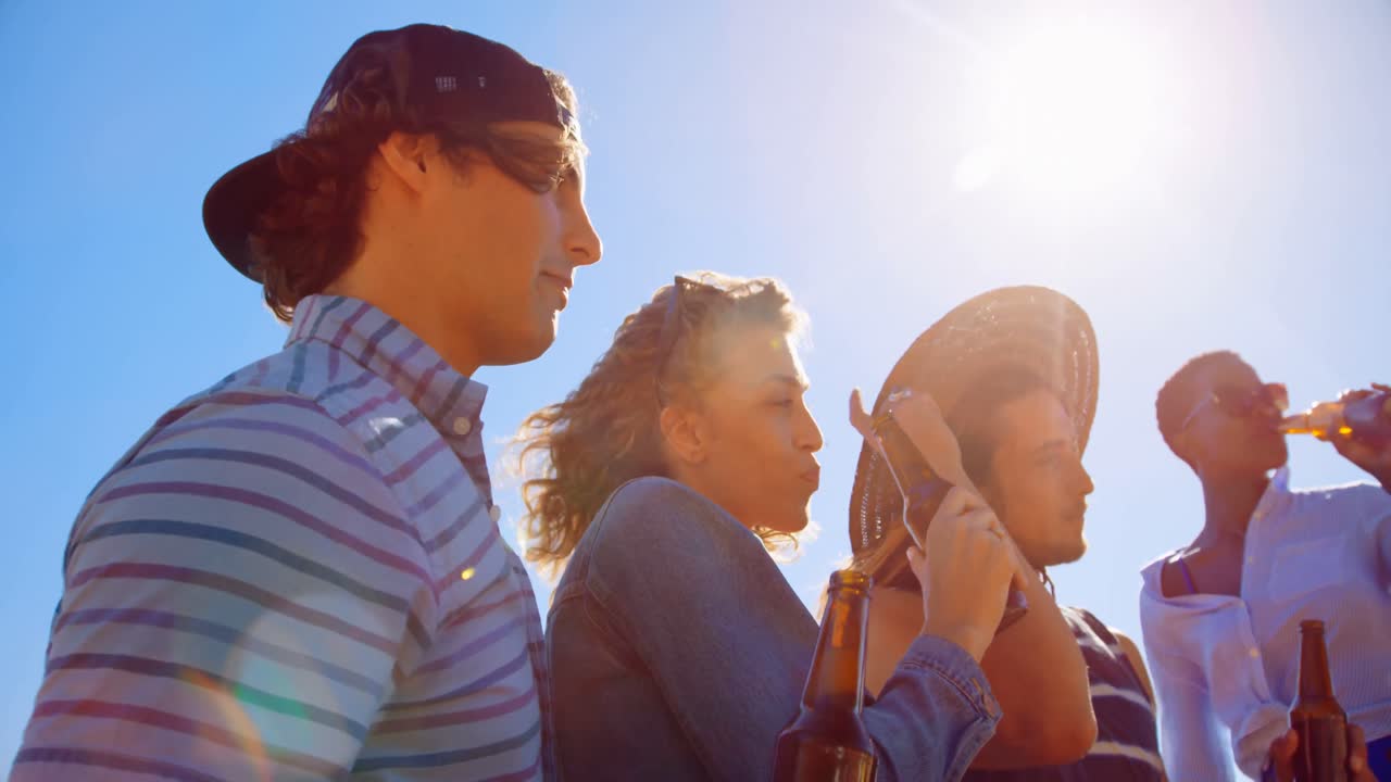 차 4k에서 맥주를 마시는 친구들의 그룹