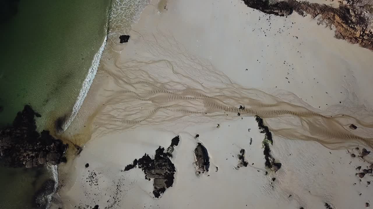 Vista aerea dall'alto di una spiaggia e tracce sulla sabbia nel Connemara, Irlanda