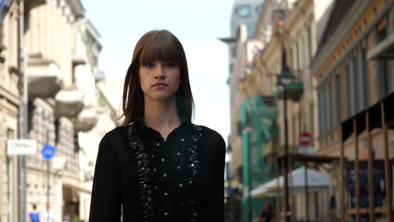 은 마을 거리의 한가운데에서 고 있는 젊은 여성