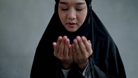 asian young muslim woman praying at home