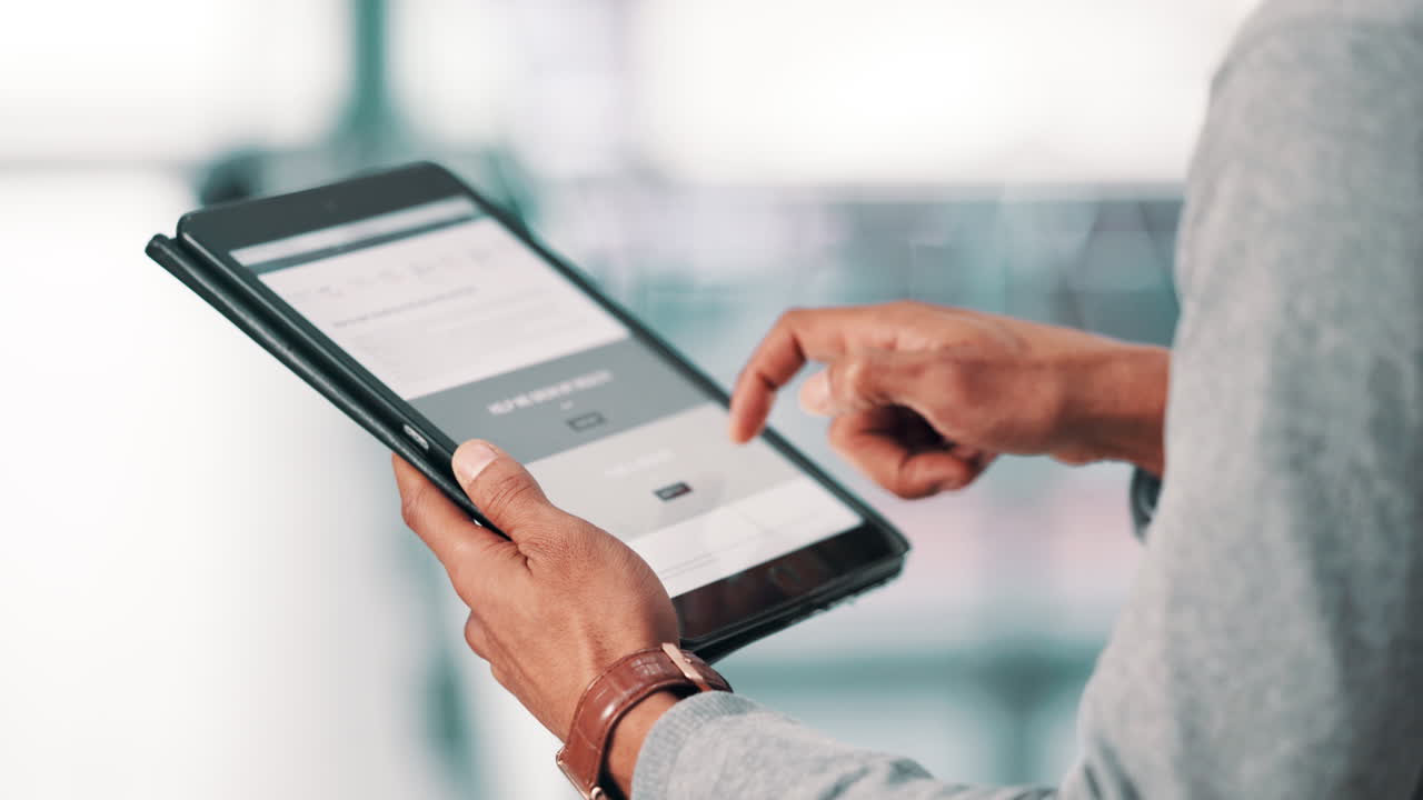 persona que utiliza una tableta