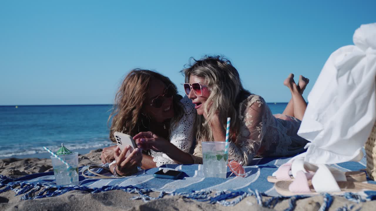 mujeres relajándose en la playa