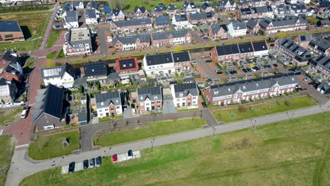 Cinematic-aerial-of-solar-panels-on-rooftops-of-houses-in-suburban-neighborhood