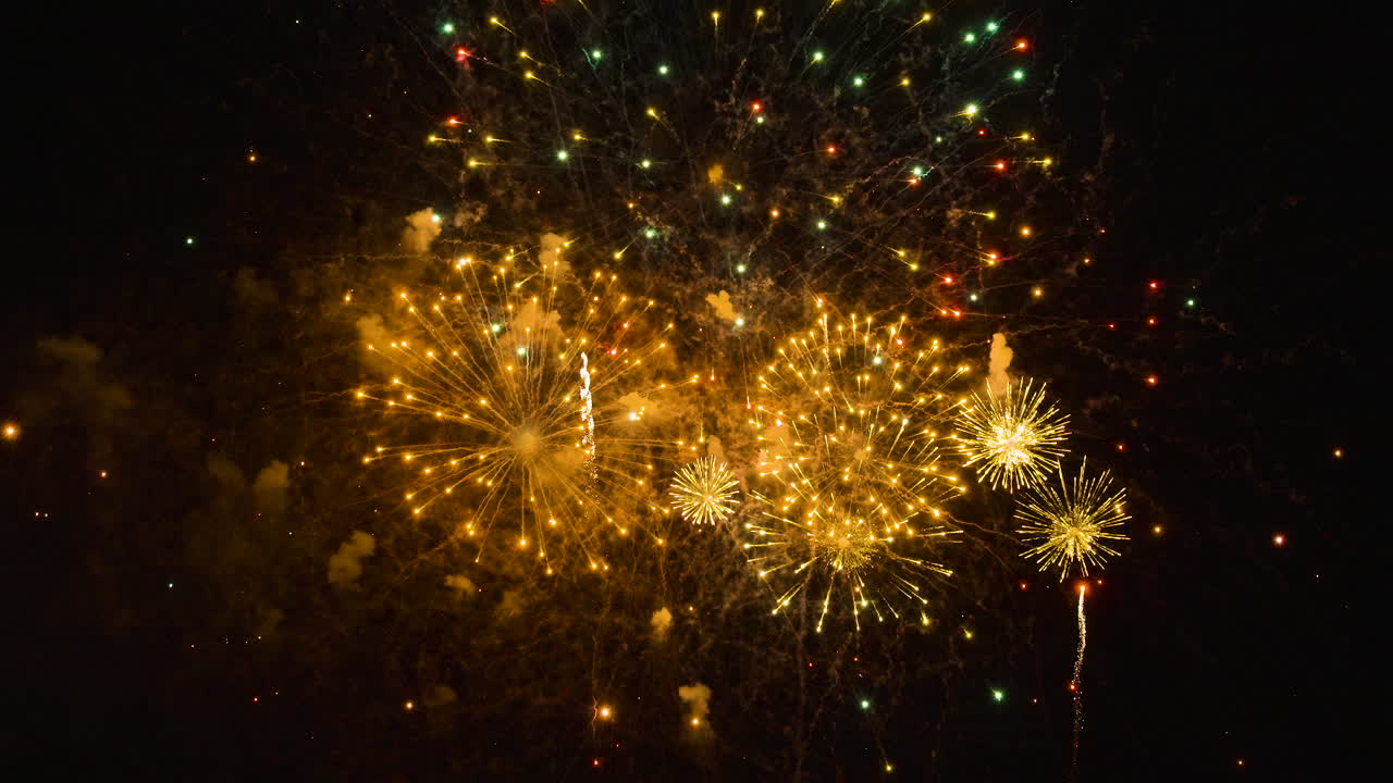 espectáculo de fuegos artificiales coloridos en el cielo nocturno