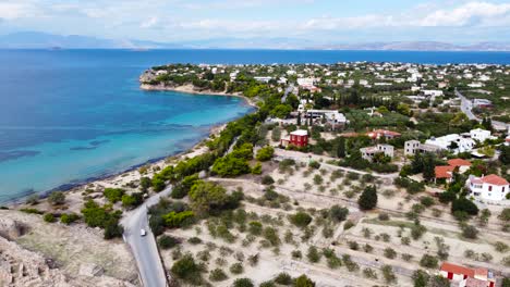 Una-Vista-De-Drones-De-La-Hermosa-Isla-Azul-De-Aegina,-Islas-Sarónicas,-Grecia-Durante-El-Día