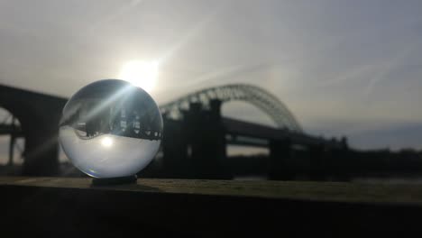 Bola-De-Cristal-Que-Refleja-El-Puente-De-Arco-Borroso-Al-Amanecer-Visión-Etérea-De-La-Adivinación-Futura