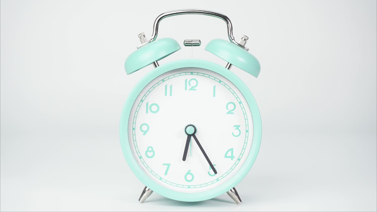 파란 알람 시계는 시간의 흐름을 보여줍니다.