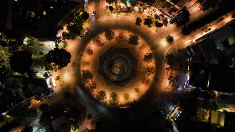 Hiperlapso-Aéreo-Girando-Sobre-La-Fuente-De-Cibeles-Iluminada-Por-La-Noche,-En-La-Ciudad-De-México