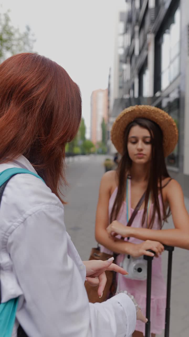 dos mujeres hablando y viajando
