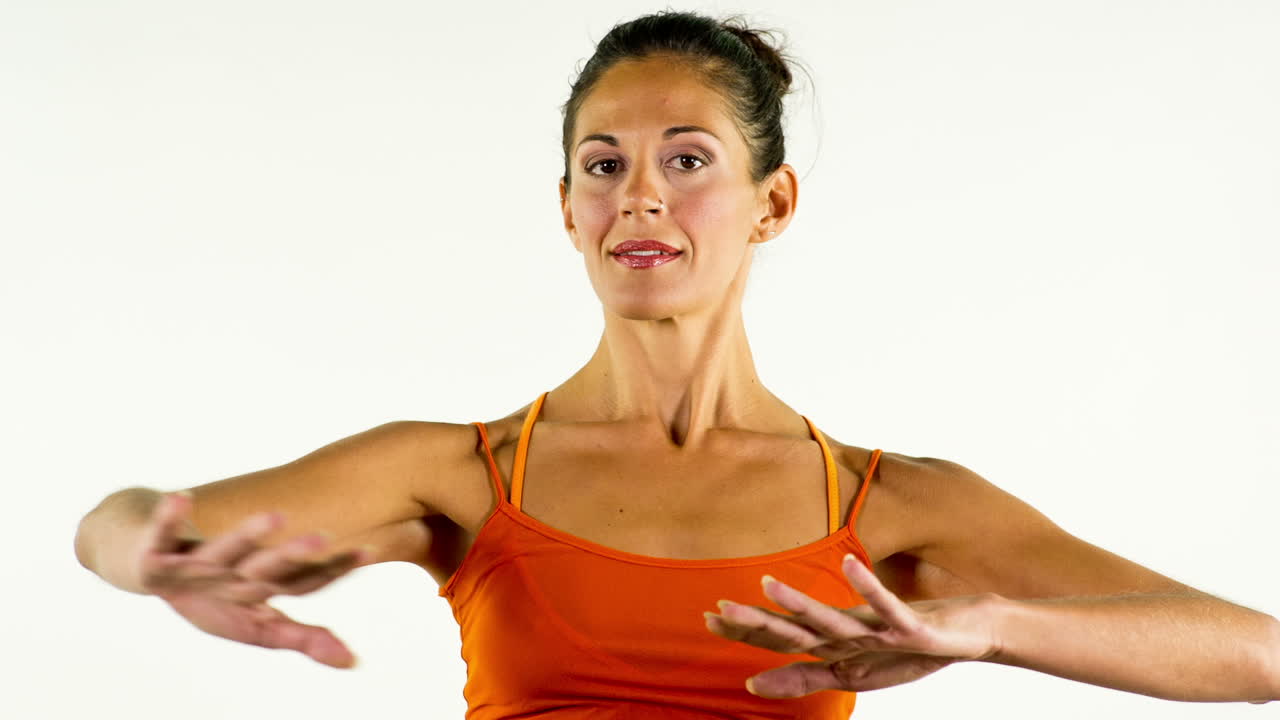 mujer haciendo estudio de yoga 16