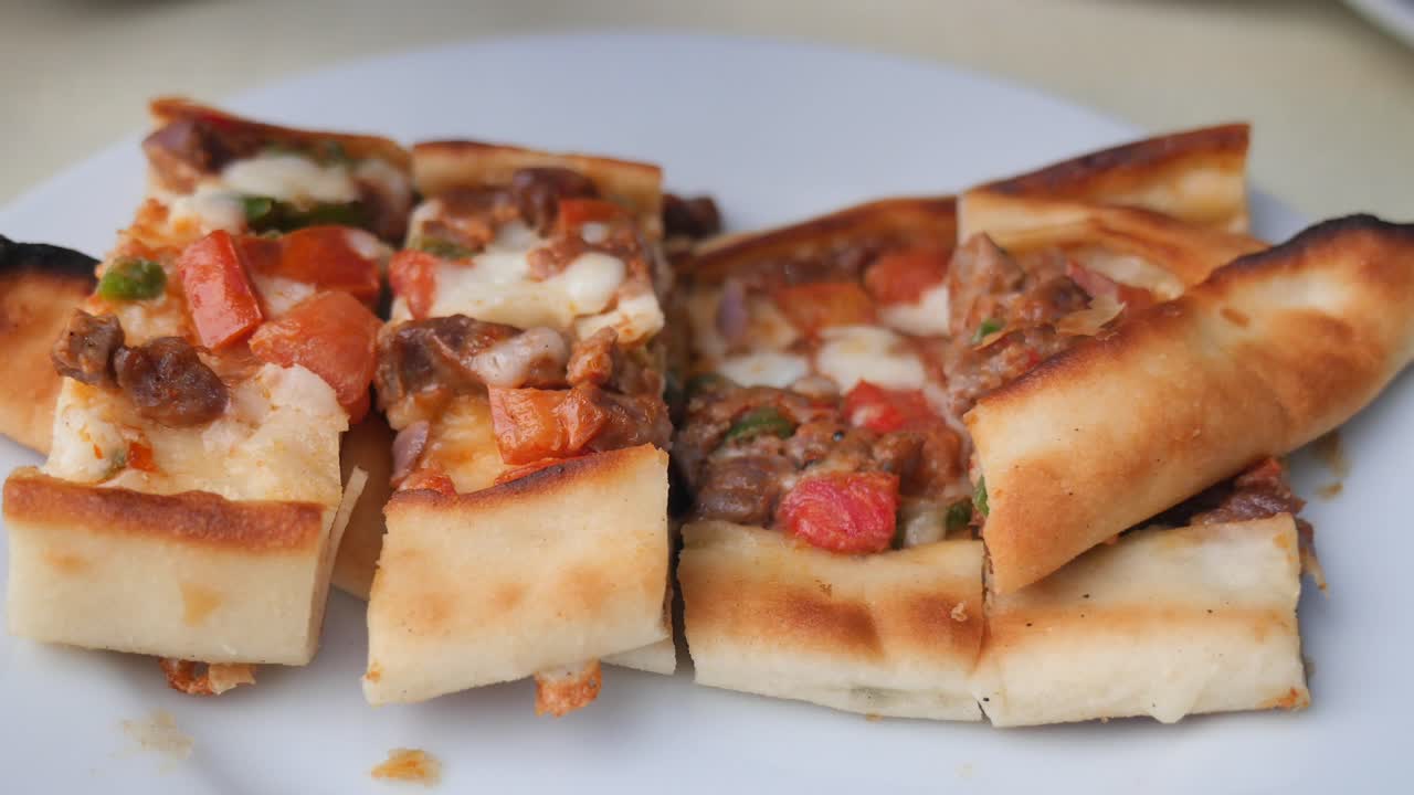 Pide turco con carne e verdure