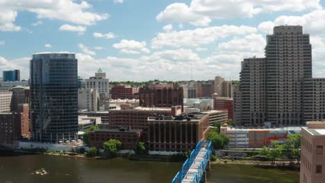 Grand-Rapids,-Michigan-skyline-and-bridges-close-up-with-drone-video-moving-down