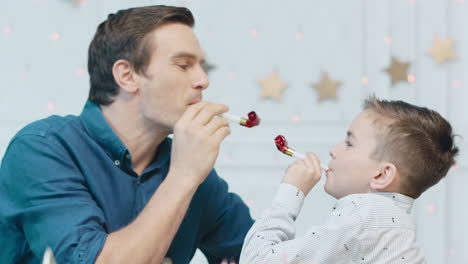 Hombre-Sonriente-Y-Niño-Tocando-Pipas-De-Cumpleaños-Juntos.