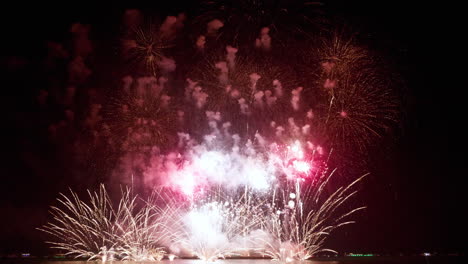 una playa en un popular destino turístico en el sudeste asiático se convirtió en un cielo nocturno de colores brillantes en un festival de fuegos artificiales