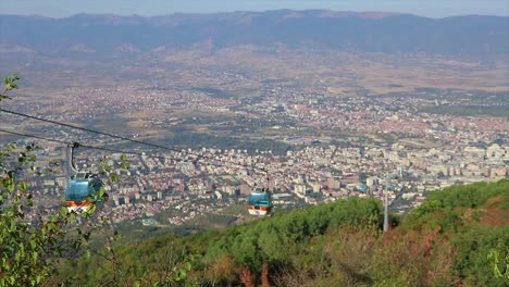 paisaje urbano de una ciudad urbana y un teleférico que se extiende de abajo hacia arriba