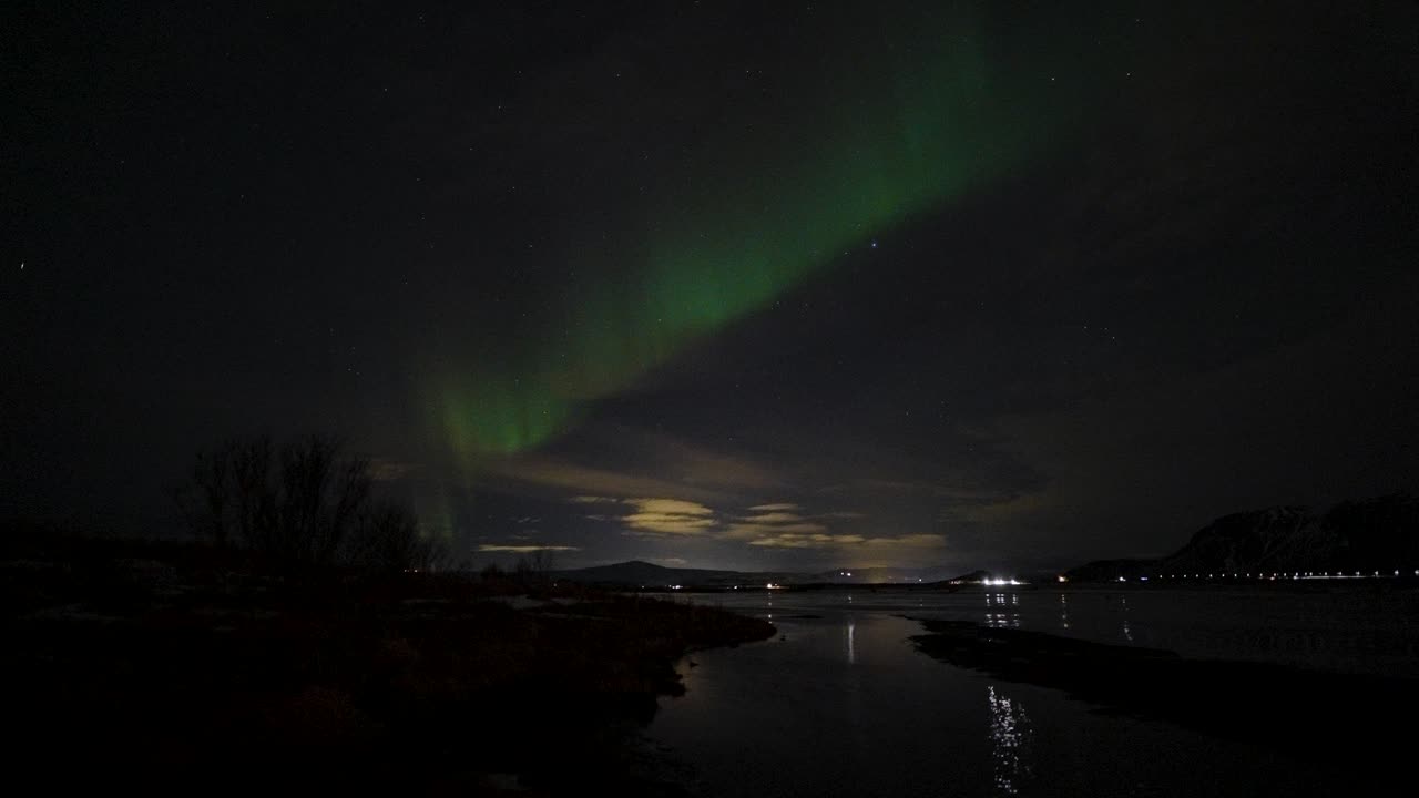 el timelapse de movimiento de la aurora boreal en el cielo nocturno