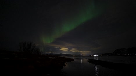 Timelapse-Del-Movimiento-De-La-Aurora-Boreal-En-El-Cielo-Nocturno