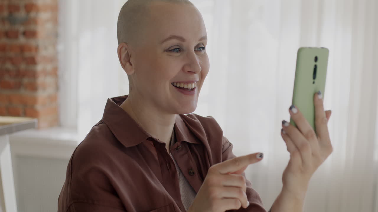 mujer haciendo una llamada de video