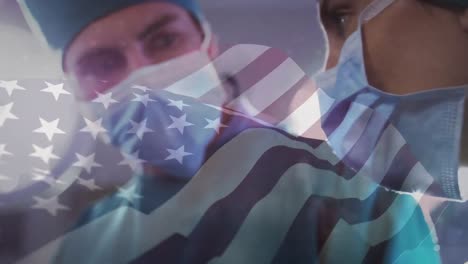 animación de agitar la bandera de los ee.uu. sobre un cirujano caucásico masculino y femenino operación quirúrgica en el hospital