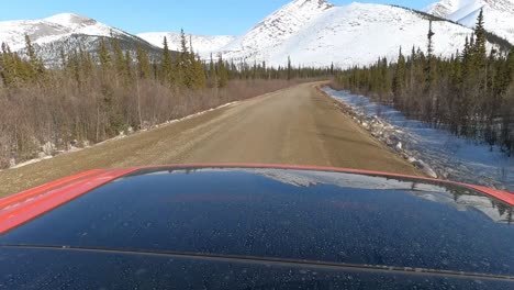 Zeitraffer-Reise-Auf-Dem-Dempster-Highway,-Der-740-Km-Durch-Den-Yukon-Und-Die-Nordwest-Territorien-In-Kanada-Führt-Und-Am-Arktischen-Ozean-Endet