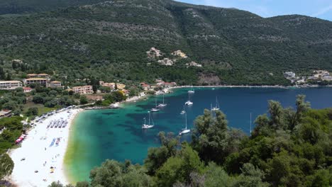 Sobrevuelo-Sobre-El-Promontorio-En-El-Acantilado-De-La-Bahía-De-La-Playa-De-Mikros-Poros-Gialos,-Lefkada,-Grecia