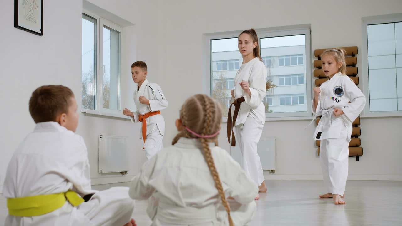 백인 무술 교사와 학생들이 시위를 벌이고 있다.