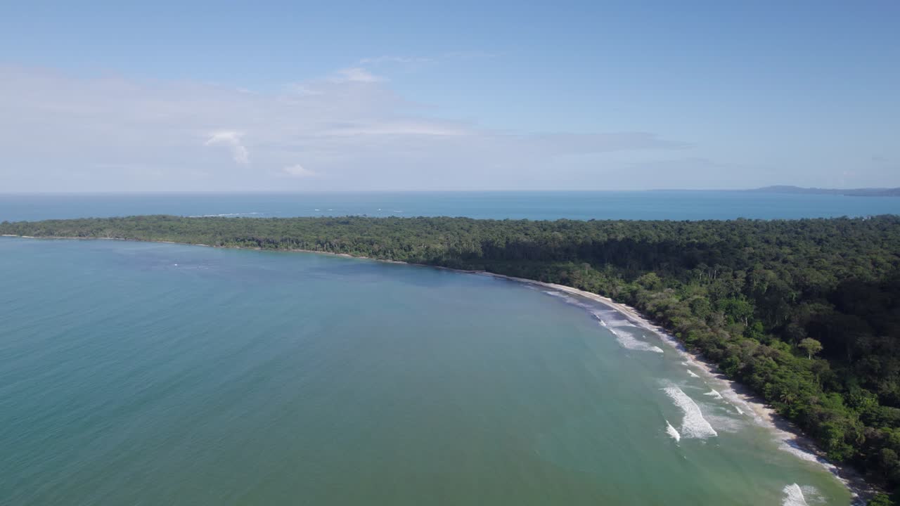 vista aérea de una playa de una isla tropical