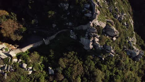 Tiro-Aéreo-Inclinado-Hacia-Arriba-De-Castelo-Dos-Mouros-En-El-Fondo,-Sintra,-Lisboa,-Portugal