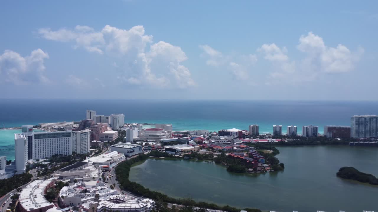 tour aéreo de la zona hotelera de cancún entre el mar azul del caribe y la laguna de nichupte, méxico