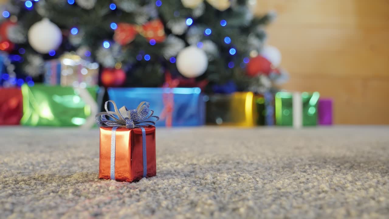 pequeño regalo en la caja roja con corazón