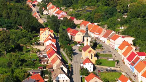 Pequeño-Pueblo-De-Srebna-Gora-En-Polonia-El-Verano