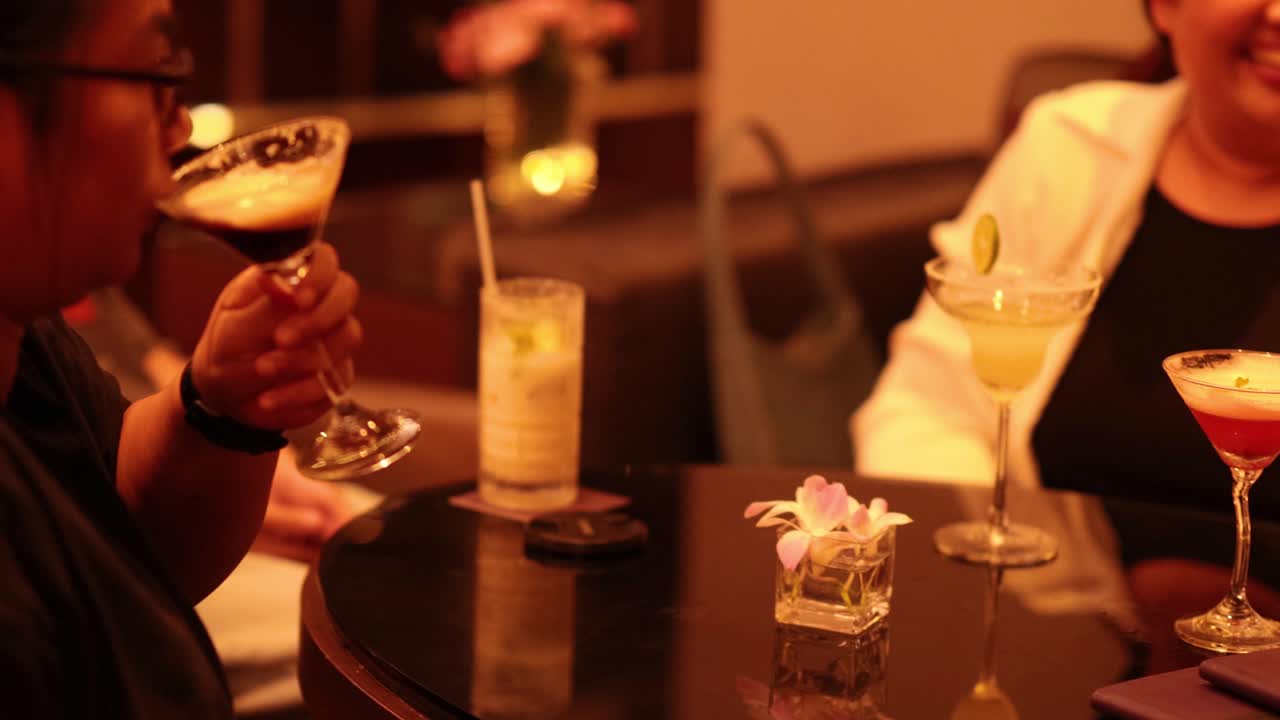 친구 들 이 편안 한 환경 에서 테일을 즐기고 있다