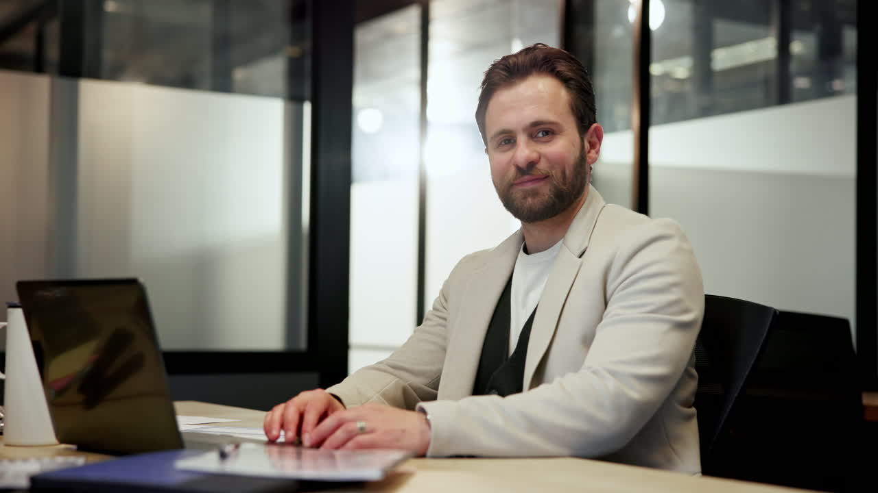 Uomo professionista in ufficio