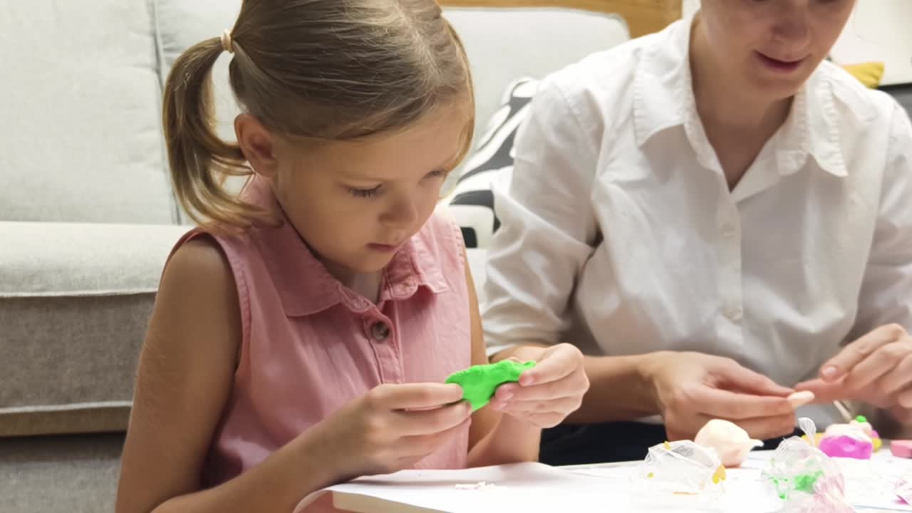 madre e hija jugando con arcilla