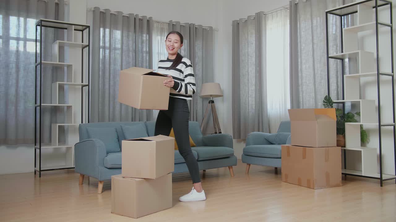 거실 에서 상자 를 옮기는 여자