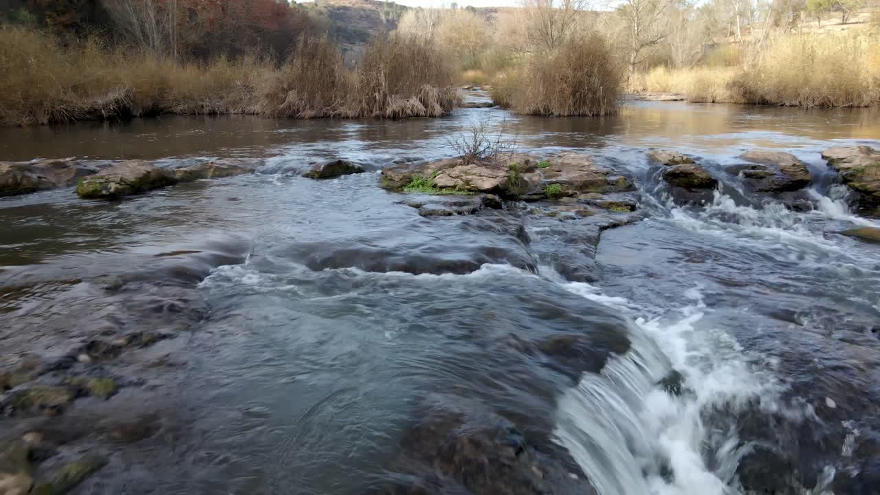 Basso passaggio all'indietro su un fiume