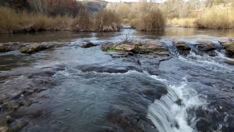 pase bajo hacia atrás en un río