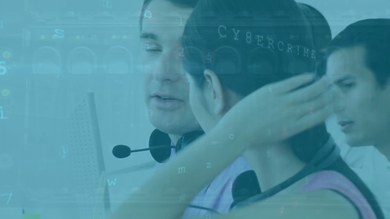 사이버 보안 데이터 처리 다양한 남성과 여성 고객 서비스 임원들이 이야기하고 있습니다.