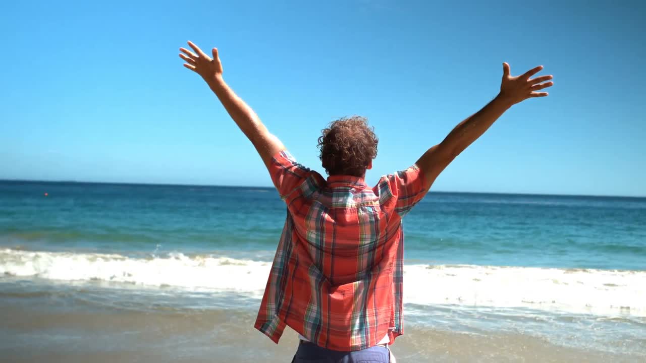 hombre de pie con los brazos extendidos