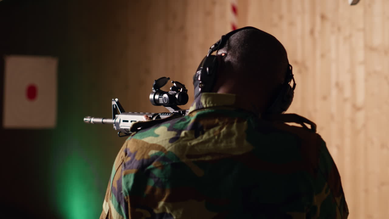 retrato de un militar feliz disparando un rifle de asalto